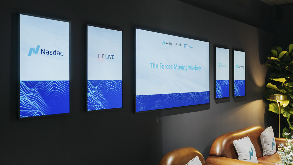 Analysis of Douglas Adams on the English–American cultural divide over "heroes"